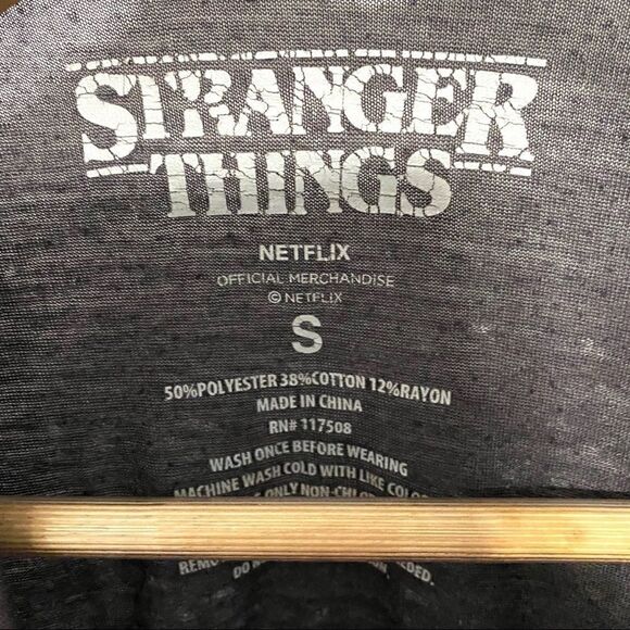 Stranger Things burn out Tee sz small black red - Picture 3 of 3